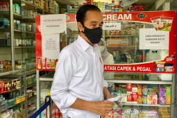 Presiden Jokowi "blusukan" cari obat COVID-19 di apotek