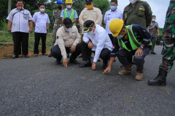 Bangun jalan 1,9 km, Muba pakai empat ton karet petani