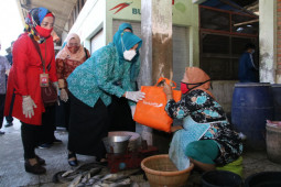 PKK Lamongan bagikan sembako kepada warga terdampak PPKM