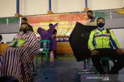 Tukang cukur di Garut dilibatkan untuk distribusikan bantuan PPKM