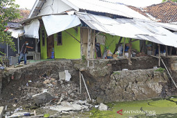 Rumah warga terancam longsor