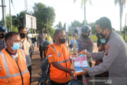 Polres Bangka Tengah salurkan beras kepada warga terdampak COVID-19