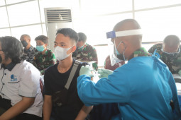 Pelindo III gandeng TNI AL suntikan 1.000 dosis vaksin pekerja maritim di Tanjung Perak