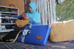 Kerajinan Tas Rajut