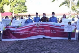 BPJamsostek serahkan beasiswa kepada anak peserta BPJS Ketenagakerjaan di Samosir
