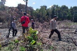 Lahan terbakar di Singkawang akibat cuaca panas