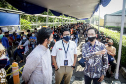 Sandiaga Uno kunjungi sentra vaksinasi "Pahlawan Ekonomi Digital" di Depok