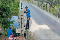 BPBD Simeulue perbaiki jembatan yang rusak akibat banjir