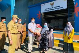 Bulog Kerinci salurkan bantuan beras PPKM Mikro