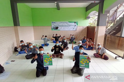 Mahasiswa UB latih santri buat "hand soap" dari susu dan limbah kulit kakao