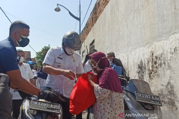 Wali Kota Medan ikut bagikan sembako untuk warga terdampak PPKM