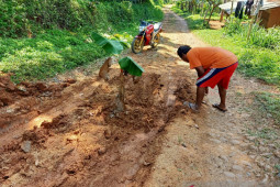 Pemkab Cianjur tetap bangun jalan rusak secara bertahap