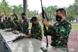 "Bakar" semangat prajurit, Komandan TNI-AL TBA ikut bongkar pasang senjata