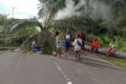 Bupati Manokwari klarifikasi kabar meninggalnya Gubernur Papua Barat
