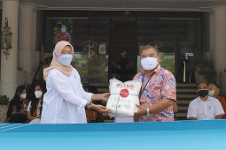 PJB serahkan 1.000 paket bantuan COVID-19 ke Pemkot Surabaya