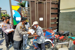 Polresta Sidoarjo salurkan bantuan kepada penggali makam dan nelayan