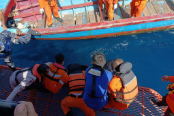 ABK KM Rezeki yang jatuh di laut ditemukan terapung