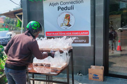 The Atjeh Connection berderma nasi bungkus kepada warga Jakarta