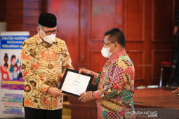 Aminullah terima penghargaan "Kota Layak Anak 2021" dari Gubernur Aceh