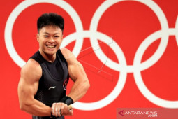 Wali Kota Makassar beri penghargaan kepada lifter Rahmat peraih perunggu Olimpiade