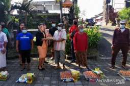 Dharma Wanita Gianyar bagikan sembako kepada warga kurang mampu dan isoman