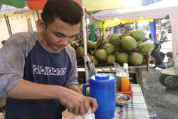 Pedagang kelapa di Simeulue banjir pembeli karena ada vaksin