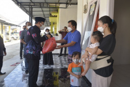 Wali Kota Metro berikan bantuan kepada pasien isoman