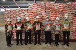 Sekda periksa beras yang akan disalurkan buat warga Langkat