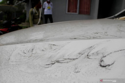 Hujan pasir akibat erupsi Gunung Ili Lewotolok di lima desa