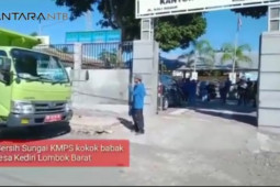 Kegiatan bersih sungai KMPS Kokok babak Desa Kediri Lombok barat