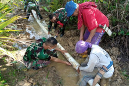 Satgas Pamtas membantu warga perbatasan perbaiki pipa air bersih