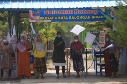 Sebulan ditutup, pengelola Pantai Balongan Indramayu kibarkan bendara putih