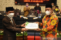 Bupati Gorontalo serahkan Ranperda RPJMD ke DPRD