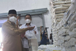 Kabupaten Malang  mulai salurkan bantuan beras ke warga terdampak COVID-19
