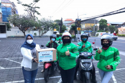 Pelindo III bagikan 1.000 paket sembako untuk pengemudi angkutan umum dan daring