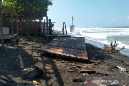 Gelombang tinggi di perairan selatan Cianjur terjang dua warung di pantai