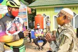 Fasha bersepeda sambil berikan bantuan sosial