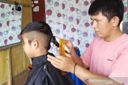 Pandemi COVID-19, pendapatan tukang pangkas di Simeulue menurun