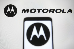 Motorola rilis ponsel lipat perdana Razr Fold di CES 2026