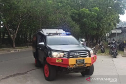 Mobil "teknisi bom" masuki lokasi kebakaran LRT Pegangsaan 2