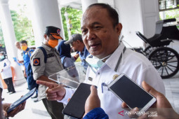 Ratusan sopir angkot di Purwakarta dapat bantuan beras