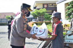 Polwan Sidoarjo salurkan 600 paket sembako kepada warga terdampak COVID-19