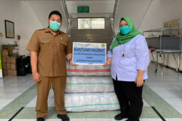 Peduli tenaga kesehatan, BPJS Kesehatan Gresik bagikan ratusan APD