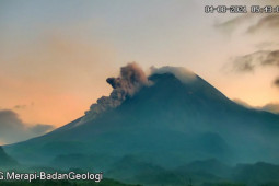 Awan panas Gunung Merapi meluncur sejauh 1.400 meter