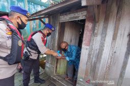 Satpolairud Banjarmasin bagikan sembako ke warga bantaran sungai terdampak COVID-19