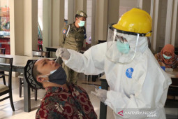 Satpol PP Kota Medan beri sanksi restoran layani makan di tempat