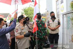 Mudahkan pemantauan, warga Jember sedang isoman rumahnya dipasangi bendera merah