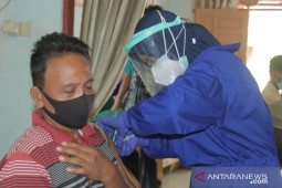 Bupati HSS tinjau vaksinasi di dua desa