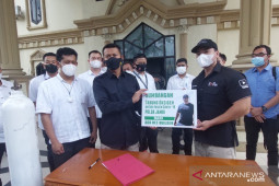 Polda Jambi menerima bantuan tabung oksigen dari pengusaha