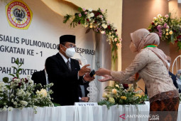 Universitas Lambung Mangkurat  pertama kali luluskan dokter spesialis